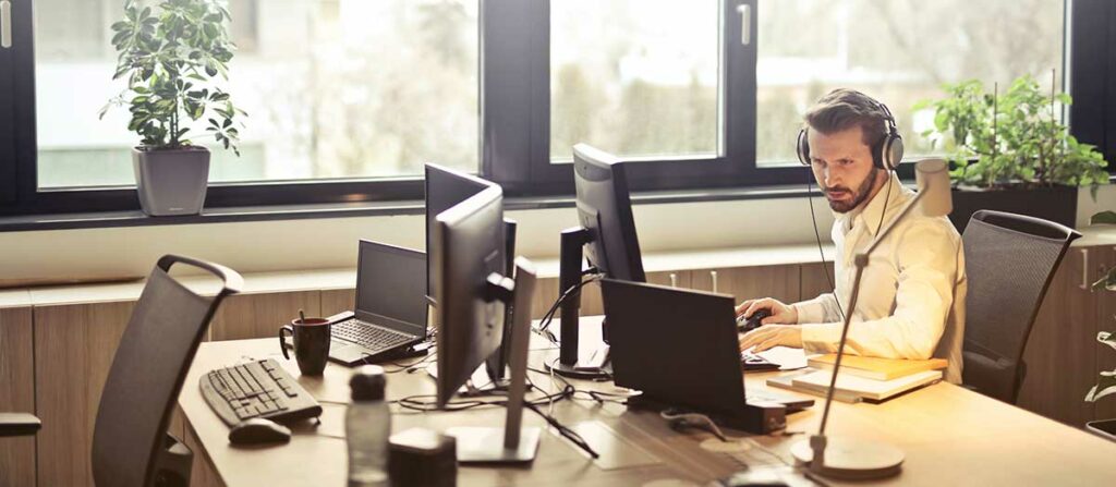 Un homme travaillant sur la Comptabilité EURL.