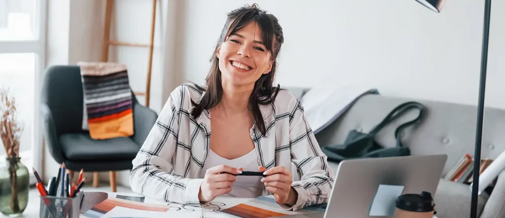 Une entrepreneuse qui est heureuse d'avoir lancé son activité.